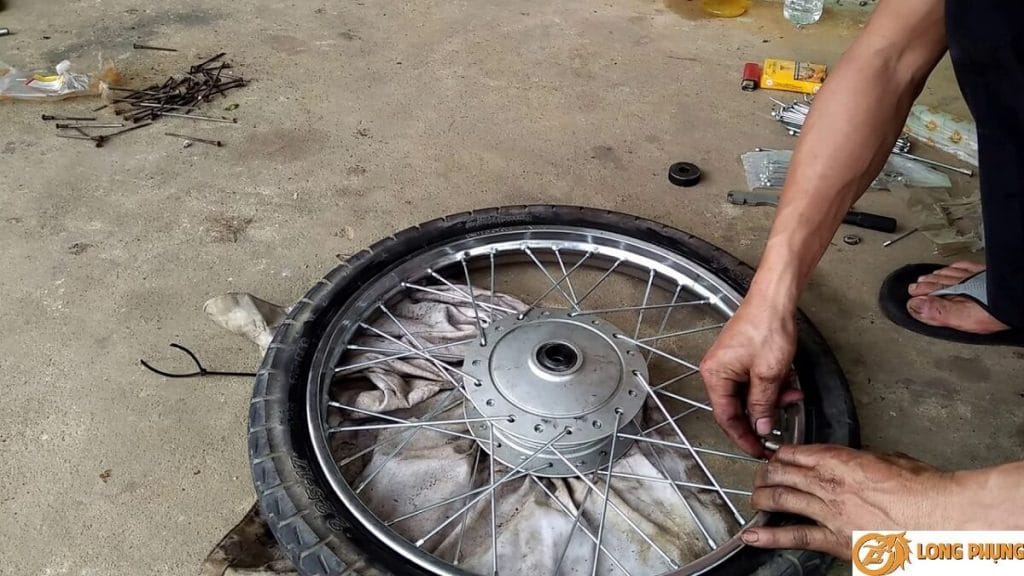 Cách tự thay lốp xe máy tại nhà chuẩn mà đơn giản nhất | Vỏ xe máy