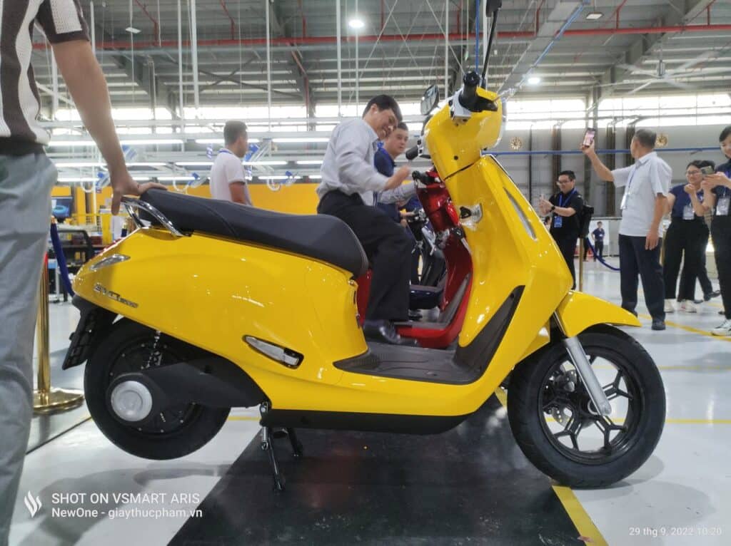 tráng keo chống đinh xe điện – xe máy điện VinFast Evo200